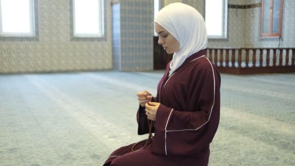 Adoración Con Rosario Chica Hijabi Contar Cuentas Con Los Dedos — Vídeo de stock