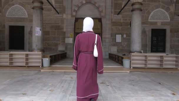 ヒジャビの少女はモスクに行きます 神聖な場所を見学イスラム教徒 歴史的なイスラム建築 礼拝のためのモスクを訪問イスラム教徒 — ストック動画