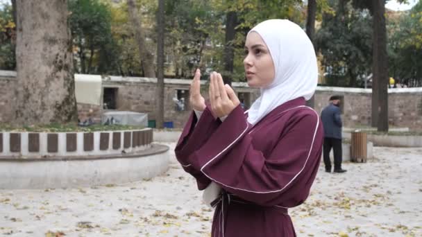 Oração Muçulmana Fora Imagem Menina Caucasiana Orando Levantando Mãos Pátio — Vídeo de Stock