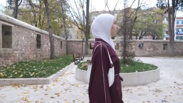 Besök Islamisk Arkitektur Muslimsk Flicka Besöker Historiska Moskén Gården Turistiska — Stockvideo