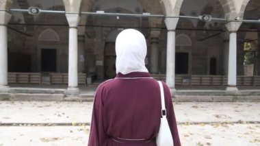Hijabi Kız Coutyard 'ı ziyaret ediyor, Kafkas Müslüman turist gezisi kutsal İslami yer için, büyük camiyi ziyaret ediyor, gezilere ibadet ediyor, İslami tema 