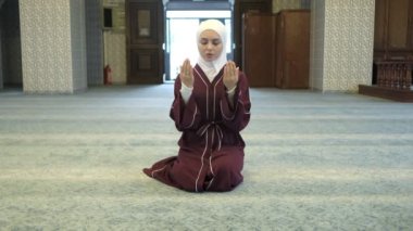 Kafkas Müslüman ibadeti, elini kaldırarak af diliyor, tesettürlü kız camide namaz kılıyor, İslam ibadeti yapıyor ve davranışlarını düzeltiyor.