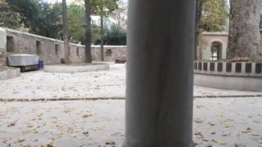 Cami avlusunu ziyaret eden, tesettürlü genç bir kız tarihi caminin avlusunda yürüyor, turistik bir yer, İslami tema turizmi