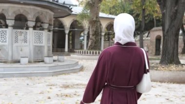 Müslüman Turist Camii 'ni Ziyaret Etti, cami avlusunda yürüyen tesettür kızı, İslami anıtlar turistik geziler, İslami kültür turizm beldesi olan ülke