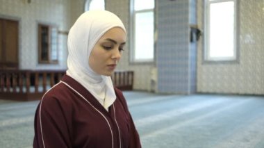 Kafkasyalı Kız Selamın Sonu, Selamın Sonu, Sağda ve Solda Selamı, Cami 'de namaz kılan kız, Cami' de selam veren kız