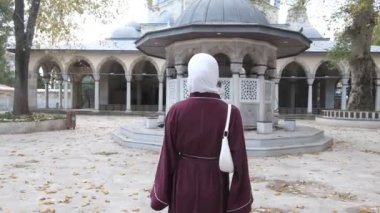 Kız Turist Ünlü Cami, Müslüman kız tarihi cami avlusunu ziyaret ediyor, İslami kutsal yerleri turistik olarak ziyaret ediyor, Osmanlı İslami mimarisi