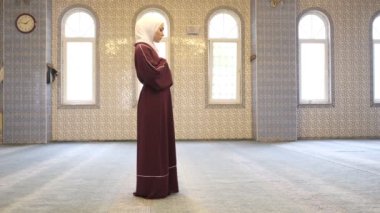 Camide namaz kılan, Müslüman kız Takbir 'le namaz kılan, camide tesettüre giren, İslam kurallarına uyan