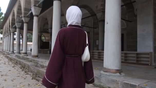 Девушка Хиджаби Историческом Coutyard Знаменитые Оттоманские Мечети Достопримечательности Тема Мусульманских — стоковое видео