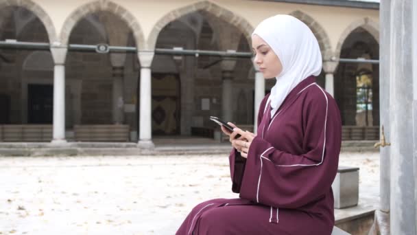 Hijab Meisje Met Behulp Van App Meisje Hijab Tonen Telefoon — Stockvideo