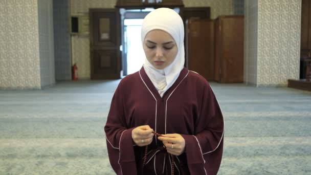 Muçulmanos Adoram Mesquita Jovem Contando Contas Com Dedos Mesquita Adoração — Vídeo de Stock