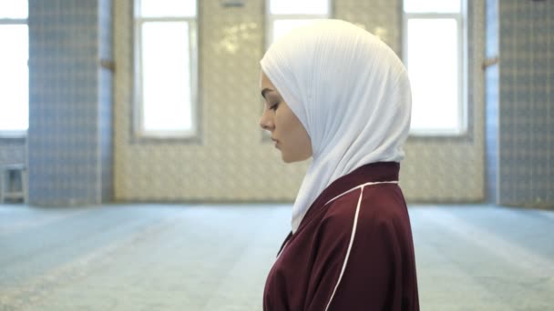 모슬렘 소녀가기도 축원을 오른쪽 왼쪽으로 기도를 이슬람에서 기도를 드리고 이슬람 — 비디오