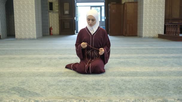 Chica Musulmana Glorificarse Mezquita Contando Cuentas Con Los Dedos Culto — Vídeo de stock