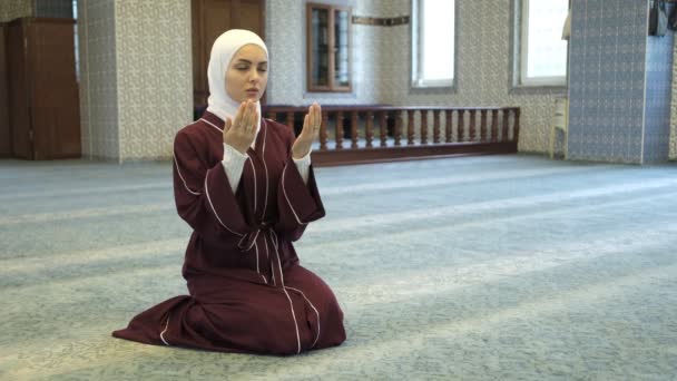 이슬람 소녀가기도 파란색 위에서 망토를 기도하는 이슬람 숭배와 — 비디오