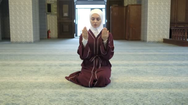 Biały Muzułmanin Wielbi Prosząc Przebaczenie Przez Podniesienie Ręki Dziewczyna Hidżabie — Wideo stockowe