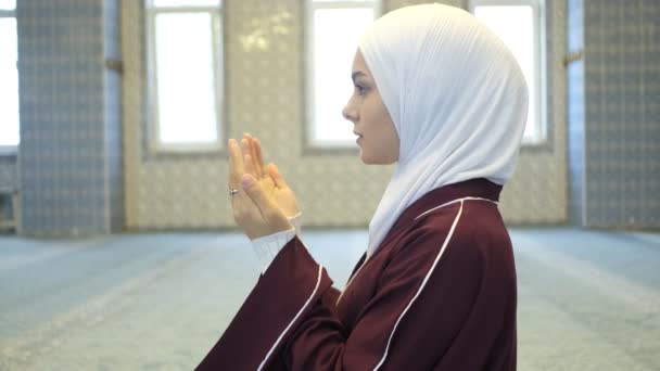 ヒジャービ ムスリム女性 モスクでスカーフを被った女の子 モスクで祈るヒジャーブの女の子 イスラム教の崇拝と行動のイメージ — ストック動画
