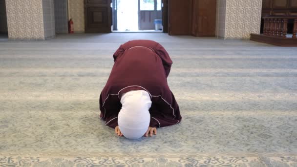 Asiatisches Mädchen Macht Niederwerfung Muslimisches Mädchen Wirft Sich Nieder Betet — Stockvideo