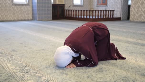 Anbetung Der Moschee Muslimisches Mädchen Das Sich Niederwirft Islam Betet — Stockvideo