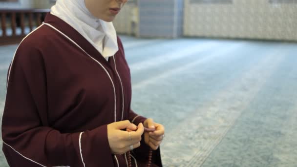 Veiled Vrouw Rozenkrans Tellen Kralen Met Vingers Islamitische Aanbidding Reciteren — Stockvideo