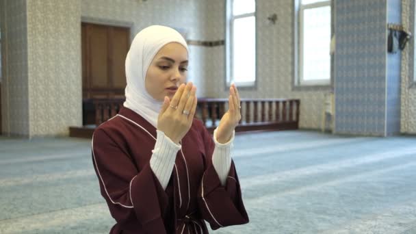 在清真寺里 穿着头巾的女孩在清真寺里祈祷 举起你的手请求宽恕 伊斯兰崇拜 — 图库视频影像