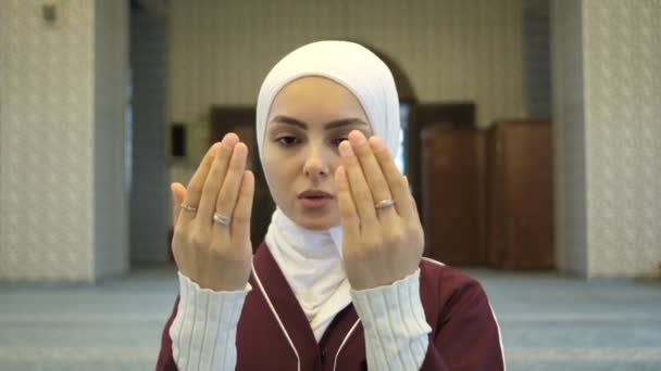 白人の祈りの女の子 空に彼女の手を上げることによって許しを求めて モスクで祈るヒジャーブの女の子 イスラム教の礼拝と行動 — ストック動画