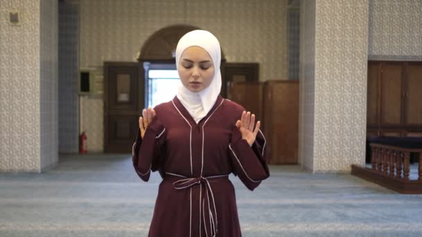 Kaukasische Mädchenverehrung Muslimisches Mädchen Betet Mit Takbir Betet Mit Hijab — Stockvideo