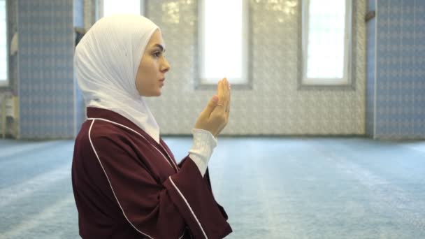 Mujer Musulmana Orando Hijab Niña Rezando Mezquita Pidiendo Perdón Deseos — Vídeos de Stock