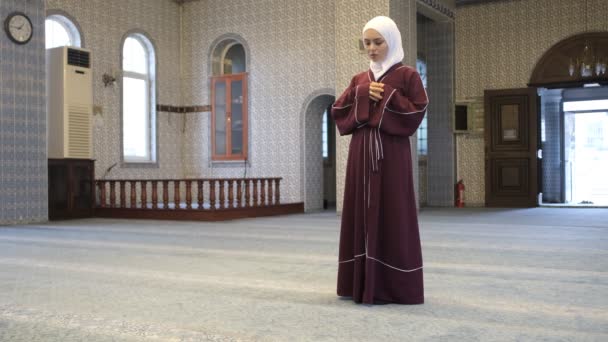 이슬람 소녀의 Salaat Hijab 소녀는 기도를 시작하고 이슬람 행동을 모스크에서 — 비디오