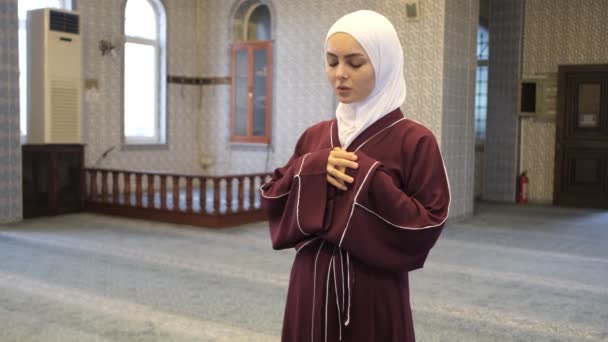 白人女孩开始祈祷萨拉 双手紧握着祈祷手势 穆斯林在清真寺祈祷 伊斯兰教徒的行为 — 图库视频影像
