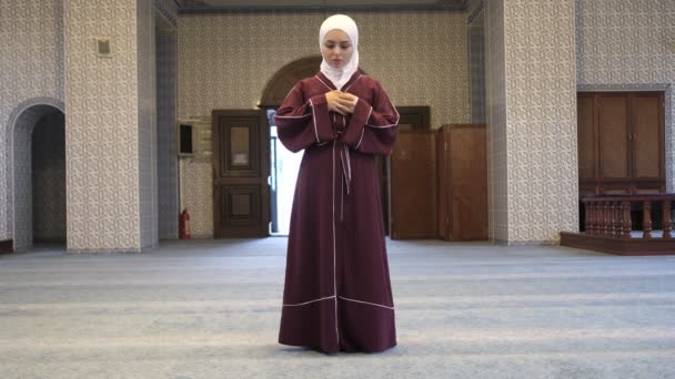 히잡걸 기도회 모스크에서 성찬식을 모스크에서 기도하기 사원에서 기도하기 행동으로 아트를 — 비디오