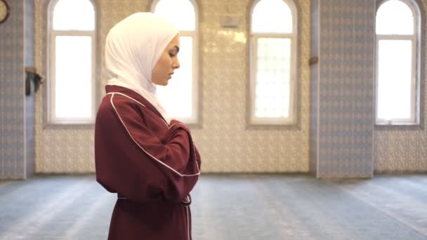 小女孩开始祈祷 穆斯林女孩与塔克比尔一起祈祷 在清真寺里带着头巾祈祷 崇拜伊斯兰教规 — 图库视频影像