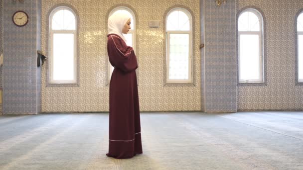 Προσεύχεται Στο Τζαμί Μουσουλμάνα Κορίτσι Προσεύχεται Takbir Προσεύχεται Hijab Στο — Αρχείο Βίντεο