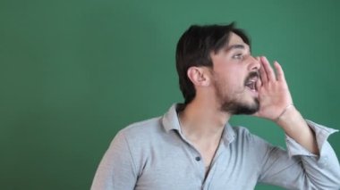 Adam yardım istiyor, ellerini ağzına koy ve bağır, kimse yeşil ekranın önündeki bağıran adamı duyamaz.