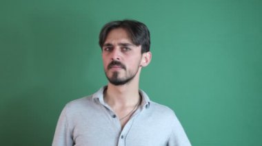 İşaret parmağı tehdidi, kızgın sakallı beyaz adam izole edilmiş yeşil arka planda parmağıyla uyarı işareti yapıyor.