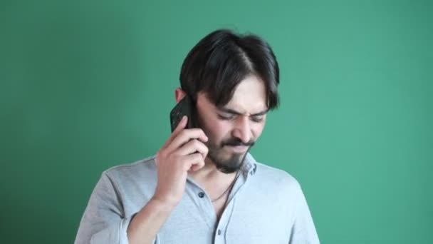 Irritado Masculino Falando Telefone Jovem Caucasiano Frustrado Furioso Com Seu — Vídeo de Stock