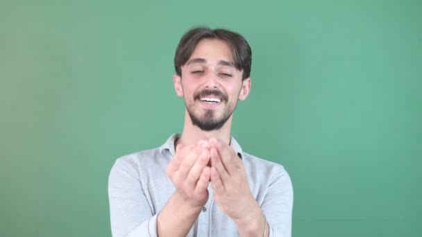 Hediye Kutusunu Açan Yakışıklı Adam Kroma Anahtarıyla Çok Mutlu Ellerini — Stok video