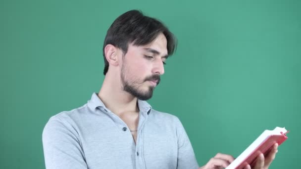 Adam Kitabın Sayfasını Kırmızı Kapakla Değiştiriyor Okuyor Sıradan Genç Adam — Stok video