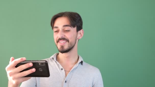 Loughing Rosto Homem Árabe Assistindo Smartphone Assistindo Clipe Vídeo Engraçado — Vídeo de Stock