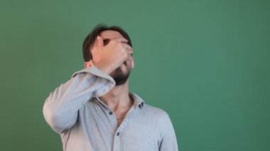 Sıkıcı ve kafası karışık genç bir beyaz adam, elini yüzüne koyan adam krom anahtarın önünde şaşkına dönmüştü.