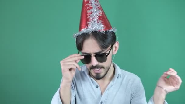 Бородатый Мужчина Вечеринке Снимает Шляпу Очки Изолированном Зеленом Фоне Празднование — стоковое видео
