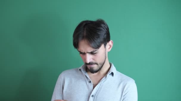 Άνθρωπος Δείχνει Τηλέφωνο Παιχνίδι Πορτρέτο Αξύριστος Ενθουσιασμένος Άνθρωπος Παίζει Ένα — Αρχείο Βίντεο