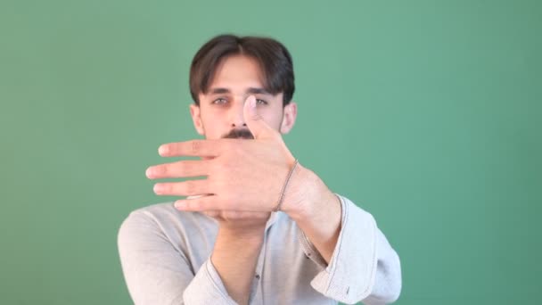 Jovem Barbudo Apontando Dedo Parte Trás Sua Mão Frente Tecla — Vídeo de Stock