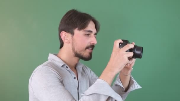 Egy Profi Fotós Készít Egy Képet Zöld Képernyőn Fiatal Kaukázusi — Stock videók