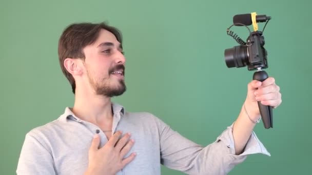 Influencer Man Skjuter Själv Introducerande Video Vänlig Ung Man Tar — Stockvideo