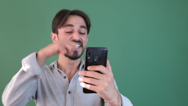 Neşeli Bir Adam Telefonu Gördüğüne Çok Sevindi Genç Adam Yeşil — Stok video