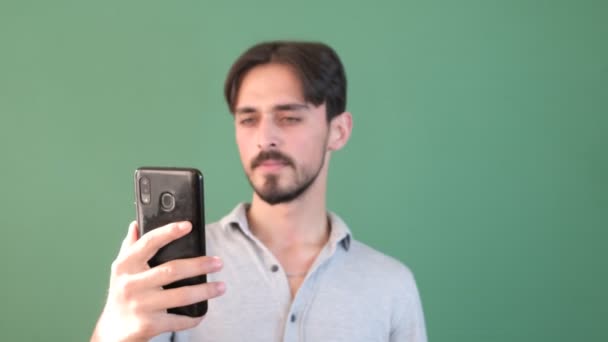 Akıllı Telefon Yeşil Ekran Adamı Telefonu Kroma Anahtarının Önünde Elinde — Stok video