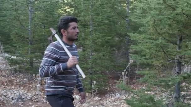 男人背斧头的伐木工 森林里拿斧头的英俊男人 树林里拿斧头的伐木工 — 图库视频影像