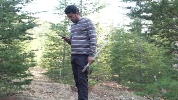 Mann Steht Mitten Wald Und Schaut Mit Axt Auf Das — Stockvideo