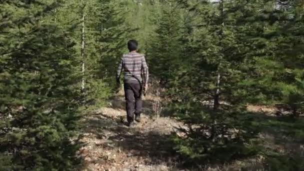 Człowiek Siekierą Odwraca Się Plecami Odchodzi Młody Człowiek Chodzi Lesie — Wideo stockowe