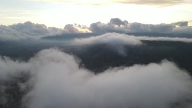 Koyu mavi fırtınalı bulutlu gökyüzü Instagram tonlu doğal fotoğraf arkaplanı, fırtınalı bulutlu dramatik gökyüzü