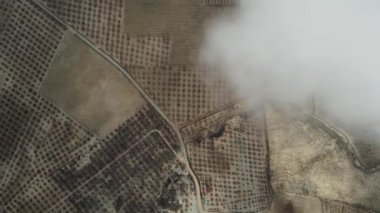 Kırsal manzaranın yüksek açılı görüntüsü ve bulutlu gri gökyüzü, parçalanmış tarım arazisi havası, hava bulutlu